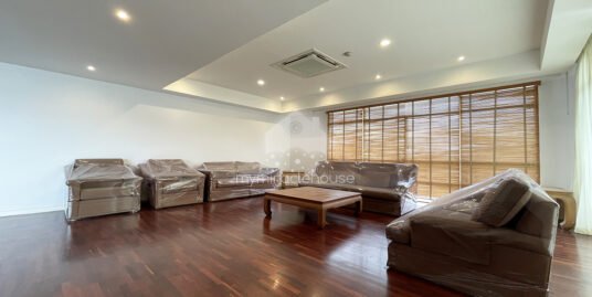 Fully-furnished 4 bedrooms for rent in Ekkamai with large balcony.