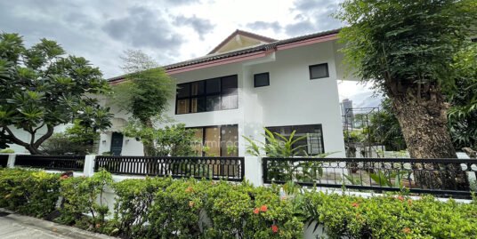 Single house for rent in secured compound Thong Lo.