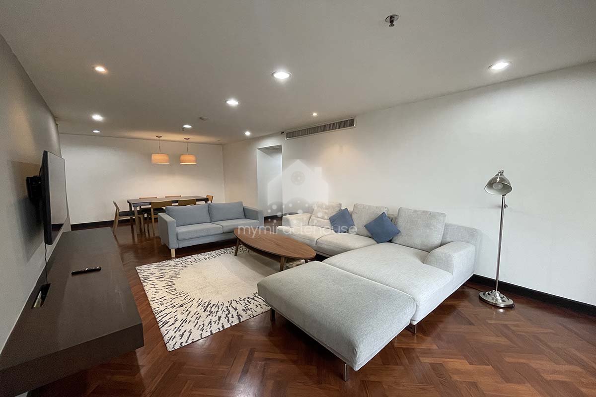 Fully-furnished 2 bedrooms for rent walking distance to BTS Phrom Phong.